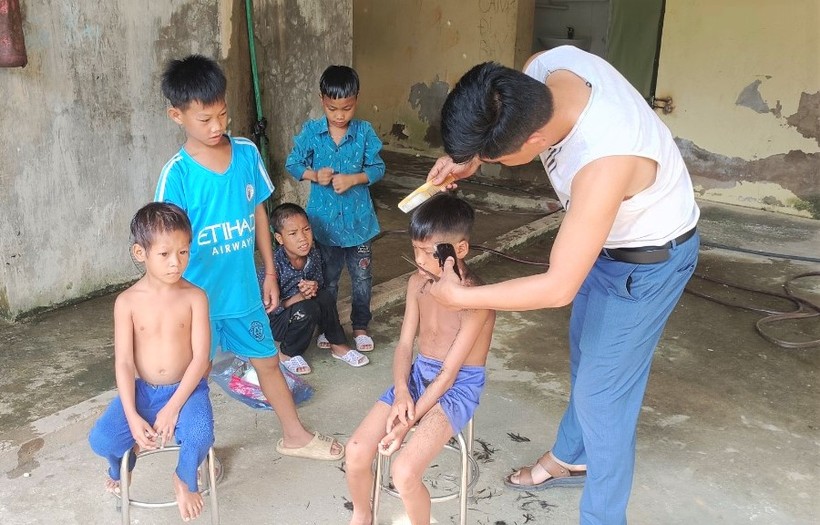 Thầy giáo vùng cao Mường Tè (Lai Châu) sắm vai thợ cắt tóc.