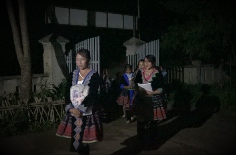 Học viên người Mông ở Tả Lèng đi học chữ trong đêm.