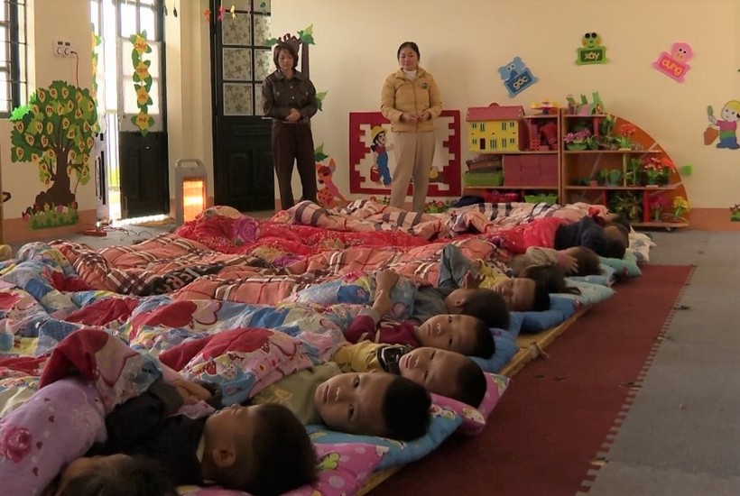 Giữ ấm cho trẻ trong giấc ngủ tại Trường Mầm non Tả Gia Khâu (Mường Khương)
