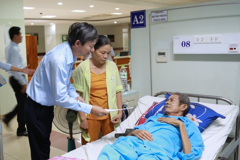 Điện lực miền Trung  trao tặng quà cho bệnh nhân mắc bệnh ung thư đang điều trị tại bệnh viện Ung bướu Đà Nẵng