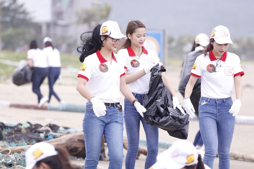 Thí sinh Hoa khôi sinh viên Việt Nam nhặt rác tại bãi biển Mân Thái.