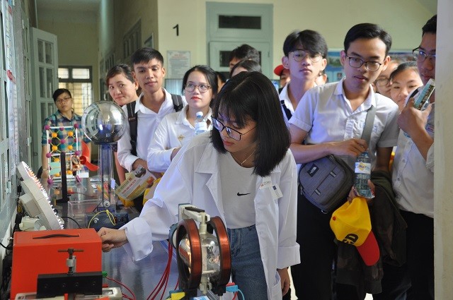 Học sinh tham gia tìm hiểu các thiết bị thí nghiệm Vật Lý.