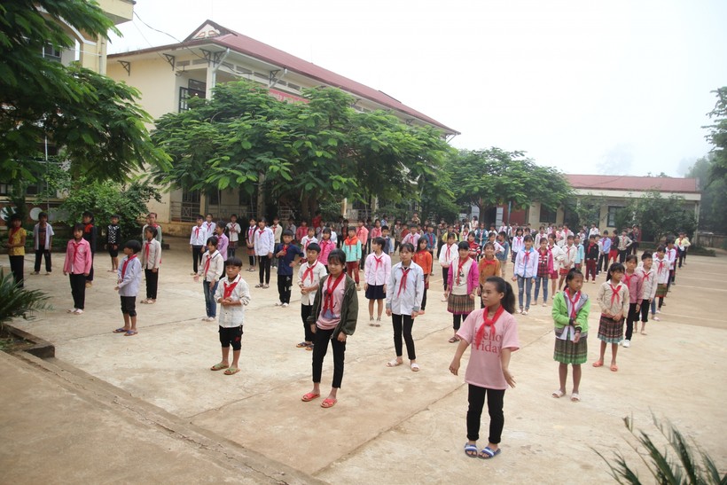 Học sinh THCS Pá Mỳ, xã Pá Mỳ, huyện Mường Nhé sinh họat giữa giờ