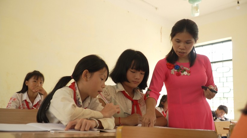 Cô giáo Bùi Thị Hoài miệt mài giảng bài cho học sinh vùng cao