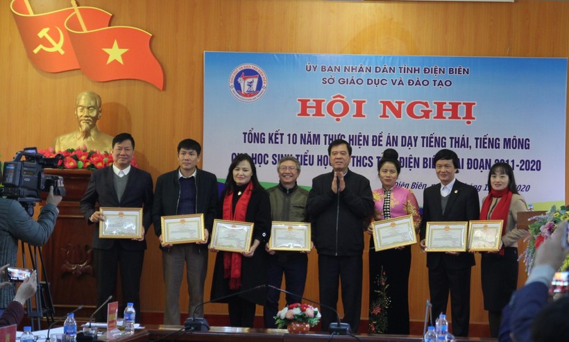 Ông Nguyễn Văn Kiên -  Giám đốc Sở GD&ĐT Điện Biên (thứ 3 bên phải) trao giấy khen cho các tập thể, cá nhân.