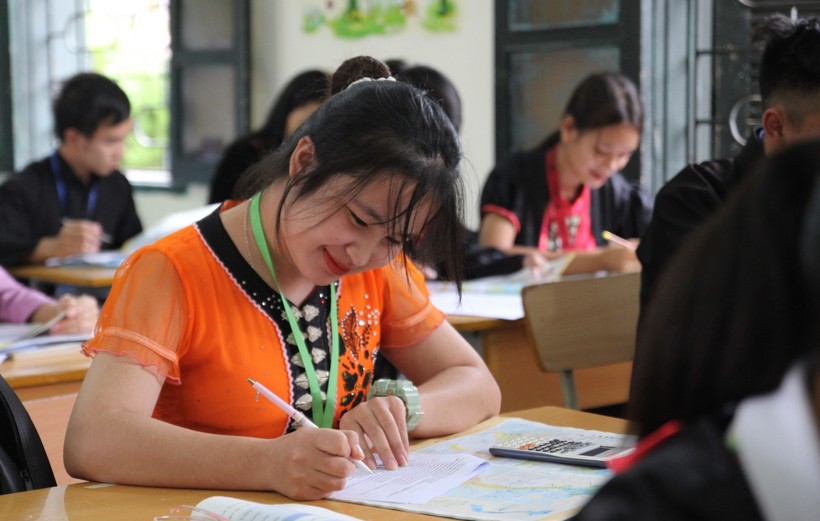 Học sinh trường Dân tộc Nội trú tỉnh Điện Biên hăng say học bài