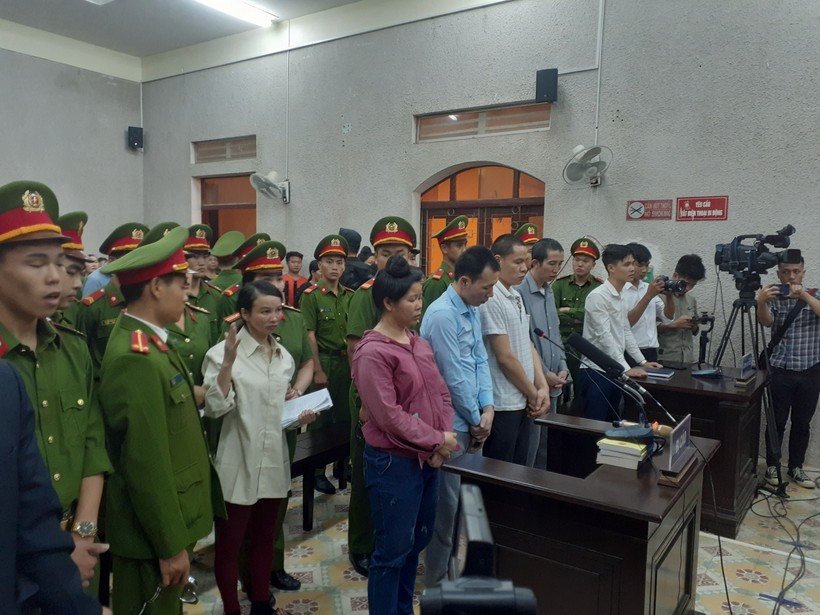Trần Thị Hiền (thứ 3 bên trái) liên tục kêu oan ở các phiên xét xử