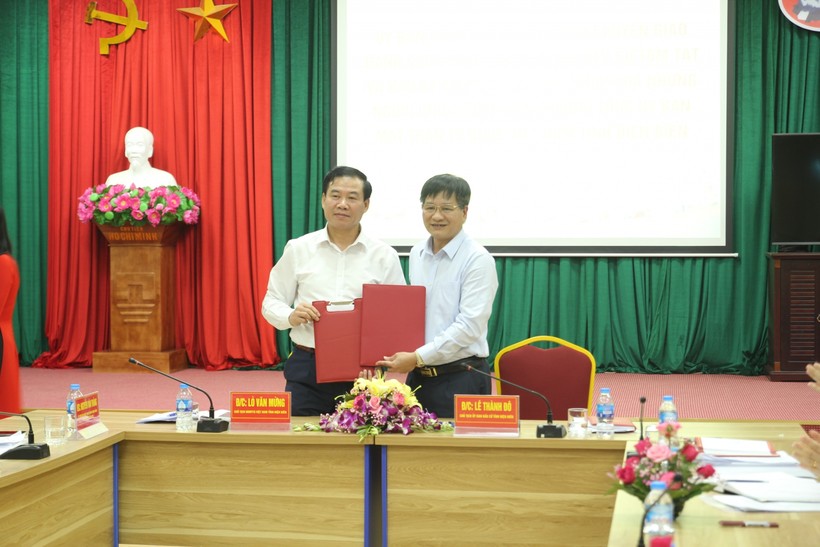 Ông Lê Thành Đô (bên trái) - Chủ tich UBND tỉnh, Chủ tịch Ủy ban Bầu cử tỉnh Điện Biên chuyển giao hồ sơ các ứng cử viên ĐBQH và HĐND cho Ủy ban MTTQ Điện Biên