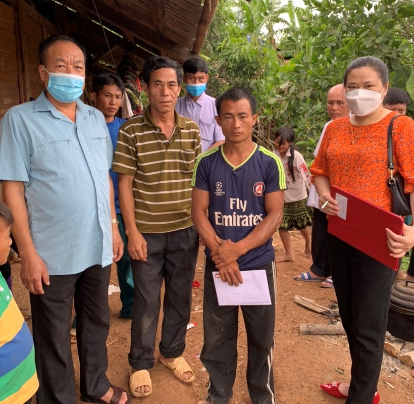 Lãnh đạo huyện Mường Nhé đến thăm hỏi, động viên gia đình có nạn nhân thiệt mạng