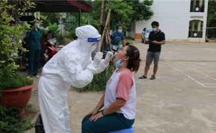 Nhân viên y tế lấy mẫu xét nghiệm Covid tại trạm kiểm dịch Phù Yên (Nguồn ảnh: CDC Sơn La)