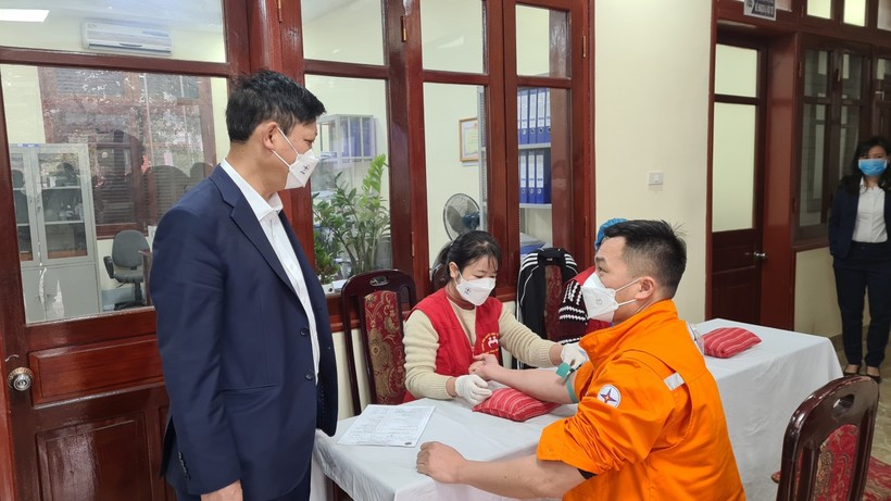 Ông Trần Đức Dũng - Giám đốc Công ty Điện lực Điện Biên thăm hỏi tình nguyện viên.