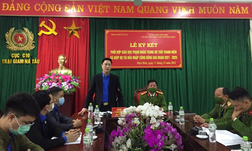 Đồng chí Đặng Thành Huy (đứng giữa) -  Bí thư Tỉnh đoàn Điện Biên phát biểu tại lễ ký kết