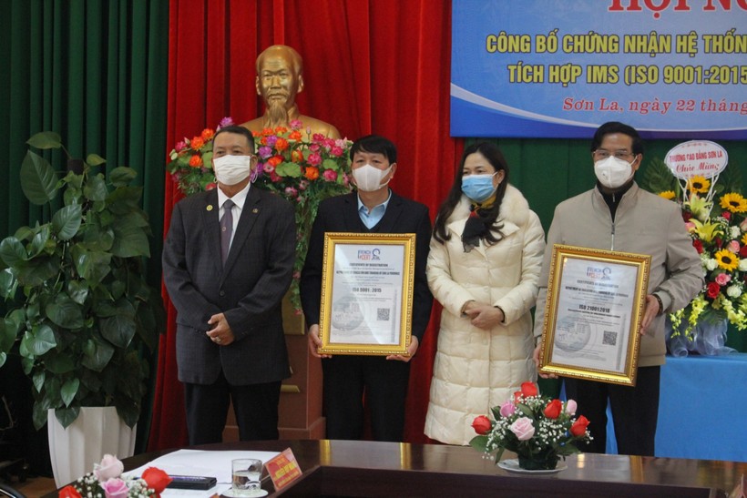 Tiến sĩ Ngô Văn Nhơn (ngoài cùng bên trái) trao chứng chỉ ISO 21001:2018 và ISO 9001:2015 cho Sở GD&ĐT tỉnh Sơn La