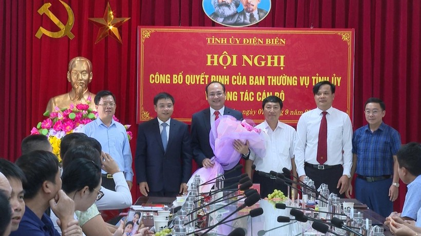 Ông Nguyễn Văn Thắng - Bí thư Tỉnh ủy Điện Biên (thứ 2 bên trái) tặng hoa chúc mừng ông Lê Xuân Cảnh