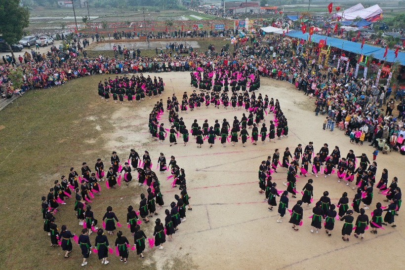 Hơn 200 người tham gia điệu múa Dậm Thuông – Một điệu múa truyền thống mang tính chất cộng đồng của người Tày.