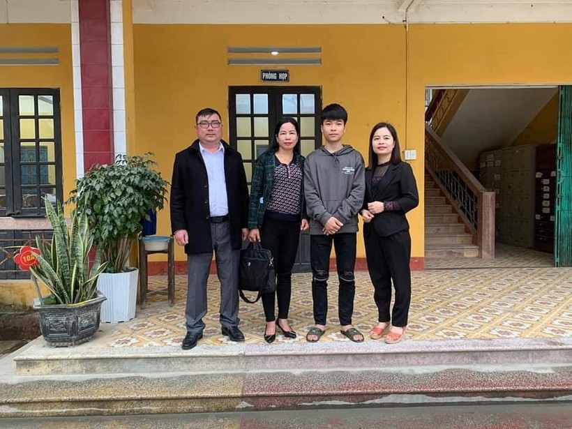 Chị Thơm (thứ 2 bên trái) và em Viên (thứ 2 bên phải) chụp ảnh cùng lãnh đạo nhà trường và giáo viên chủ nhiệm.
