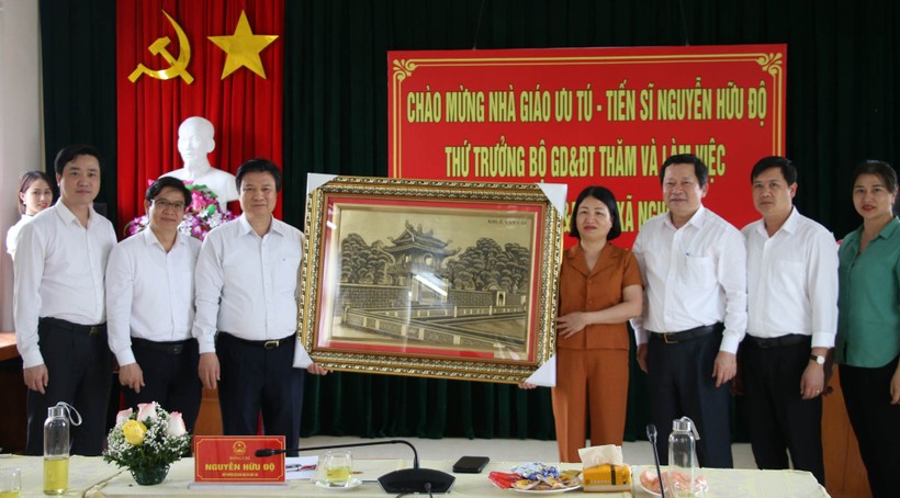  Thứ trưởng Nguyễn Hữu Độ trao tặng phòng máy tính tại Yên Bái ảnh 4