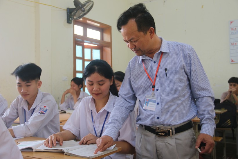 Thầy Hoàng Văn Tùng, Hiệu trưởng trường THPT Sông Mã động viên học sinh ôn thi.