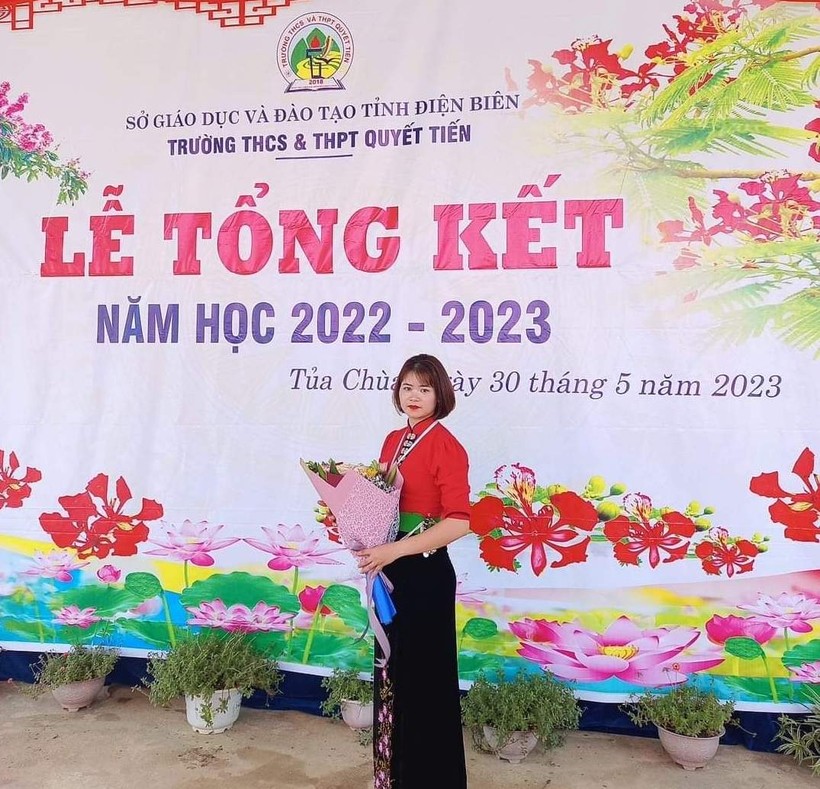 Cô giáo Nguyễn Thị Hải chụp ảnh lưu niệm nhân Lễ Tổng kết năm học 2022 - 2023.