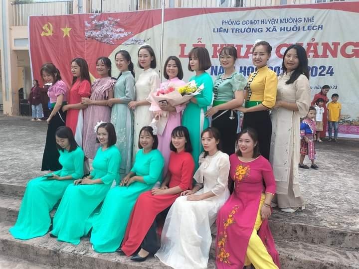 Cô Bùi Thị Sáu (áo dài màu hồng, đứng giữa) chụp ảnh lưu niệm cùng giáo viên nhà trường. ảnh 1