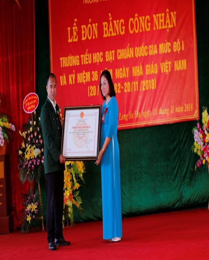 Cô giáo Nguyễn Thị Minh Hồng đón bằng công nhận trường chuẩn Quốc gia mức độ I. ảnh 1