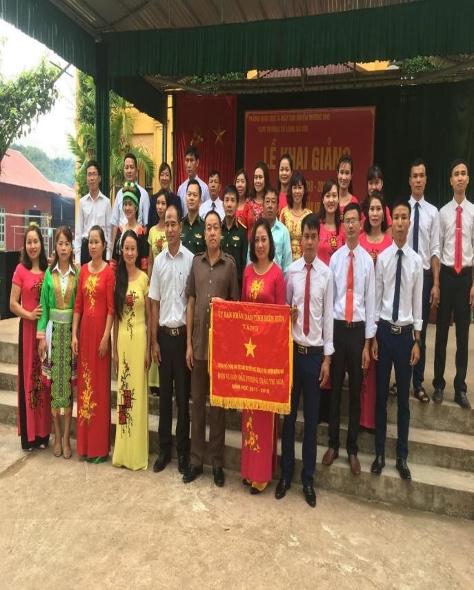 Cô giáo Nguyễn Thị Minh Hồng cùng tập thể nhà trường vinh dự tiếp nhận cờ thi đua của UBND tỉnh Điện Biên. ảnh 2