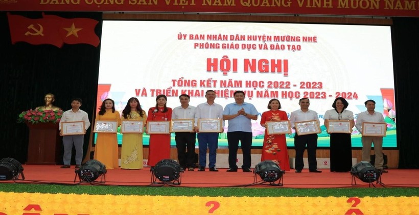 Cô giáo Nguyễn Thị Minh Hồng (thứ 2 bên phải) nhận khen thưởng tại hội nghị tổng kết năm học. ảnh 5