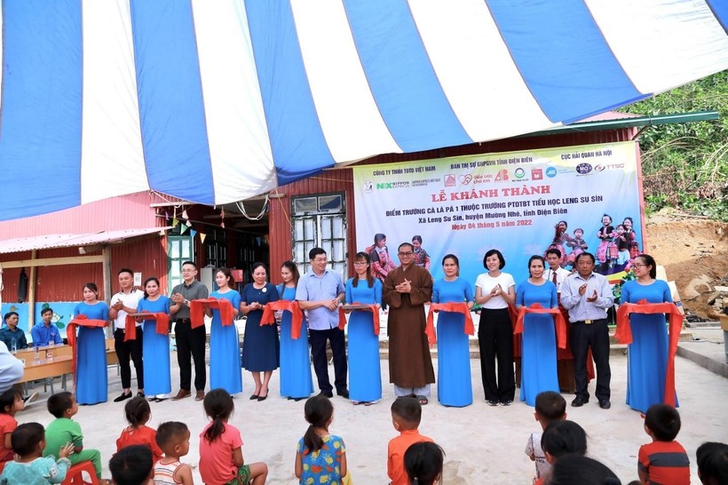 Cô giáo Nguyễn Thị Minh Hồng cùng các đại biểu và nhà tài trợ cắt băng khánh thành điểm trường Cà Là Pá 1 ảnh 7