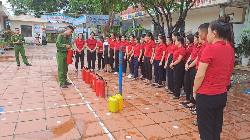 Công an huyện Điện Biên hướng dẫn giáo viên sử dụng bình cứu hỏa. ảnh 2