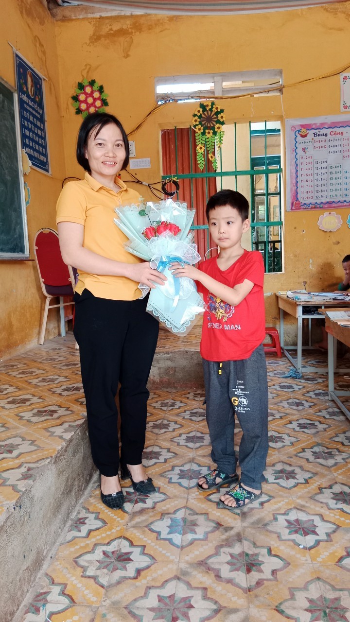 Học sinh tặng hoa chúc mừng cô Nguyễn Thị Chuyên nhân ngày Nhà giáo Việt Nam.
