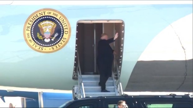 Tổng thống Donald Trump lên chuyên cơ Air Force One để tới Việt Nam. (Nguồn: NBC News).