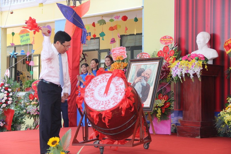 Phó Thủ tướng Phạm Bình Minh đánh trống khai giảng năm học mới.