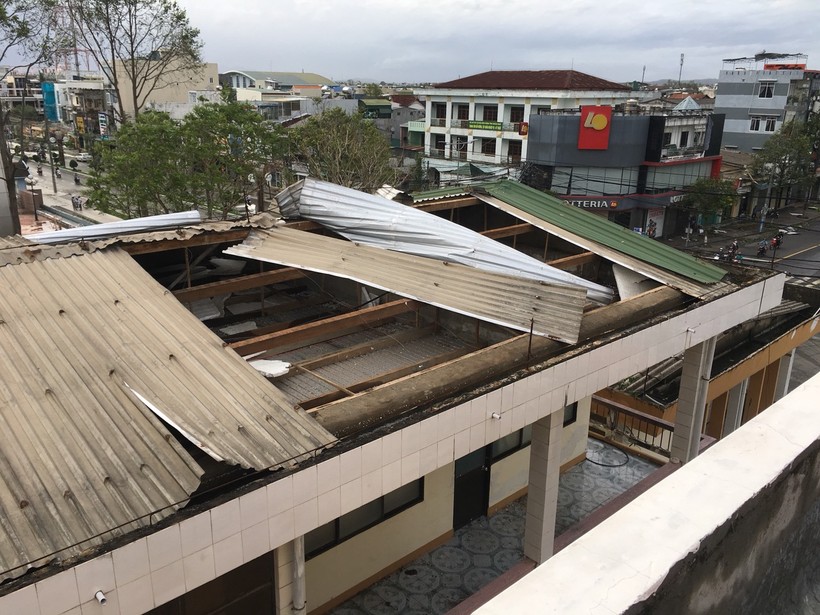 Khu vực kho lưu trữ và dãy phòng làm việc của Sở GD&ĐT Quảng Ngãi bị tốc mái.