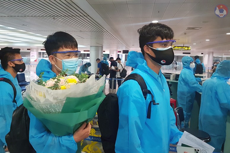 Các cầu thủ có mặt ở sân bay Tân Sơn Nhất. (Ảnh: VFF).