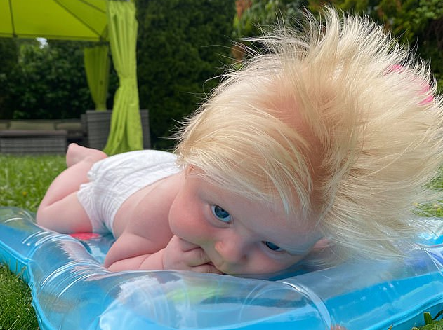 Cậu bé 3 tháng tuổi nổi tiếng vì có mái tóc vàng giống Thủ tướng Anh.
