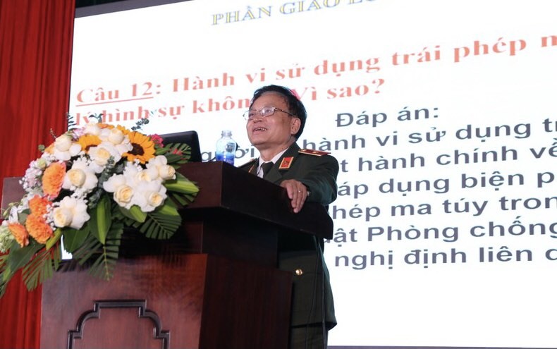Thiếu tướng Nguyễn Hồng Thái - nguyên Tổng biên tập báo Công an Nhân dân chia sẻ về Kỹ năng sử dụng mạng xã hội an toàn và bạo lực học đường tại chương trình.