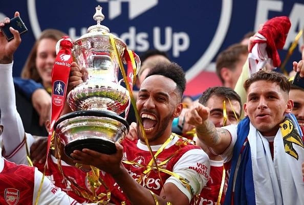 Người hùng Aubameyang lại khiến Arsenal… lo sốt vó
