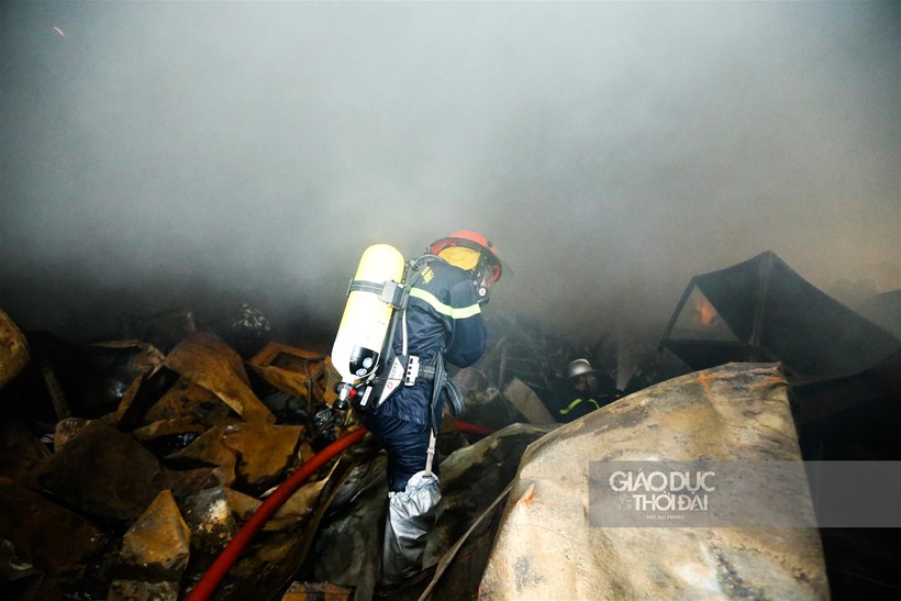 Hà Nội: Cháy lớn xưởng may mặc, cột khói cao hàng trăm mét