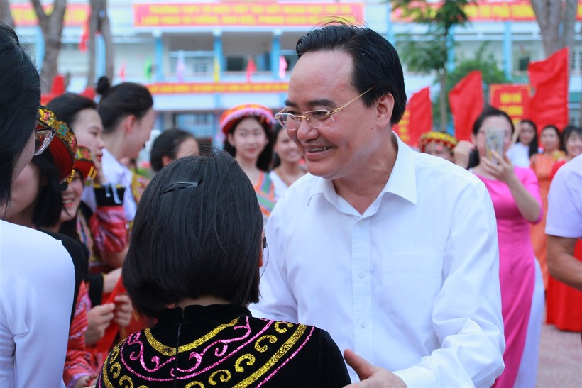 Bộ trưởng Phùng Xuân Nhạ thăm và làm việc tại trường THPT Tô Hiệu, Sơn La