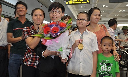 Ngọc Thái chụp chung với mẹ, chị Lê Thị Anh và người thân tại sân bay Nội Bài chiều 19/5.