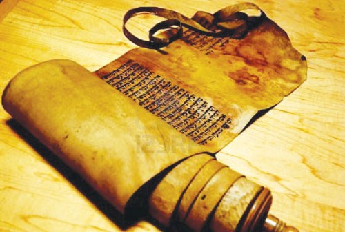 Cuộn giấy cói ghi lại kinh Hebrew của người Do Thái
