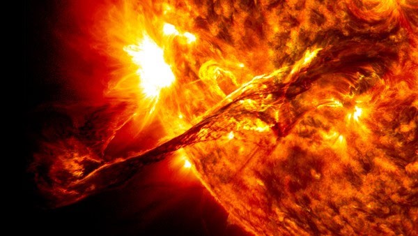Lý giải nguyên nhân khí quyển Mặt trời nóng hơn bề mặt