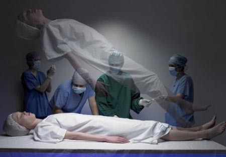 Một số người sống sót sau khi tim ngừng đập đã kể lại, việc mình "hồn lìa khỏi xác" và quan sát các y, bác sĩ hồi tỉnh mình như thế nào