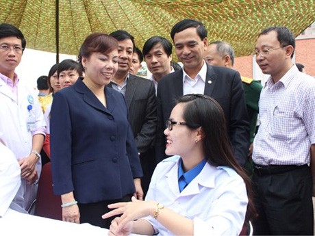 Bộ trưởng Bộ Y tế Nguyễn Thị Kim Tiến động viên bác sĩ trẻ Doãn Thanh Hương từ Hà Nội tình nguyện nhận công tác tại Điện Biên