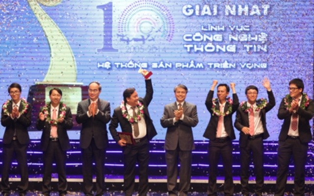 Ông Nguyễn Thiện Nhân và ông Trần Mạnh Hùng trao kỉ niệm chương cho nhóm tác giả đạt Giải Nhất CNTT Triển vọng