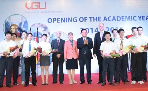 Bộ trưởng Bộ GD&ĐT Phạm Vũ Luận cùng Đại sứ CHLB Đức tại Việt Nam tặng hoa và trao bằng cho 14 sinh viên tốt nghiệp ngành Kỹ thuật viễn  thông và CNTT.