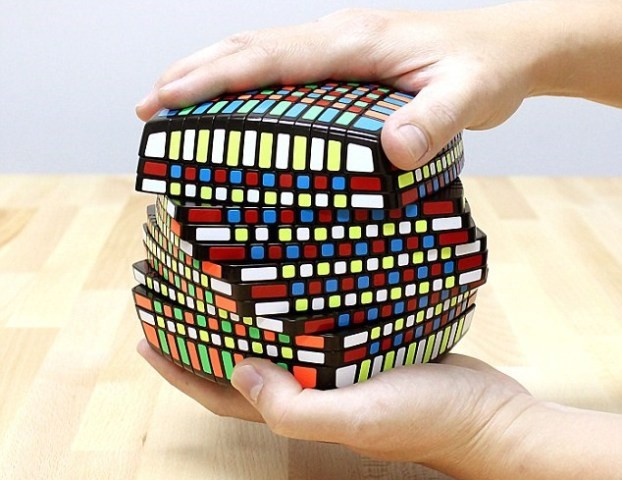 Mẫu rubic có tổng cộng tới 1014 ô màu và khiến người chơi có thể hoa mắt.