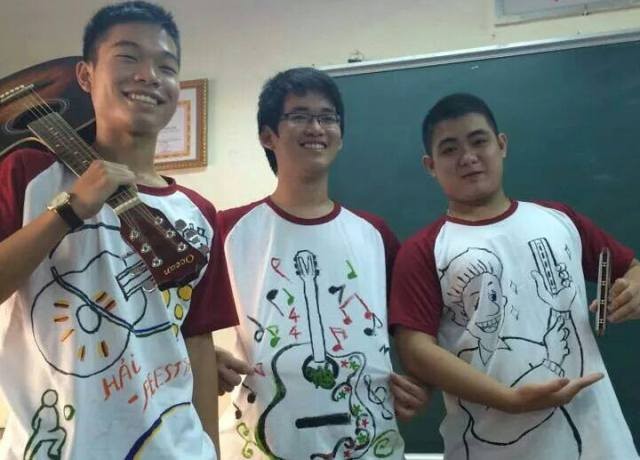 Nguyễn Thanh Sơn (ngoài cùng bên phải) cùng bạn bè.