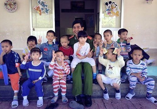 Anh Nguyễn Hồ Ngọc Hải đi thăm một mái ấm nuôi trẻ mồ côi ở xã Phước Đồng (TP Nha Trang)