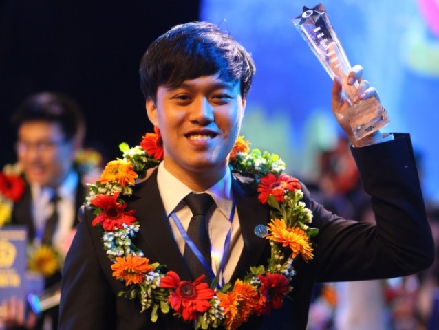 Nguyễn Chí Long nhận danh hiệu Sinh viên 5 tốt cấp Trung Ương.